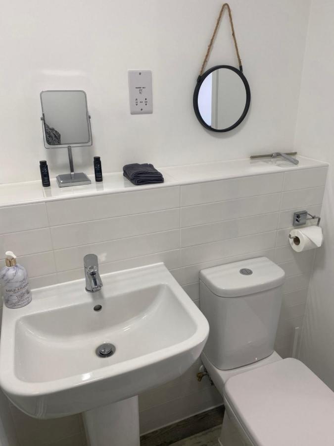 Peterborough Brand New City Center Apartment 2 Bedroom 2 Bath Apartment Free Parking Contractors Welcome Eksteriør billede
